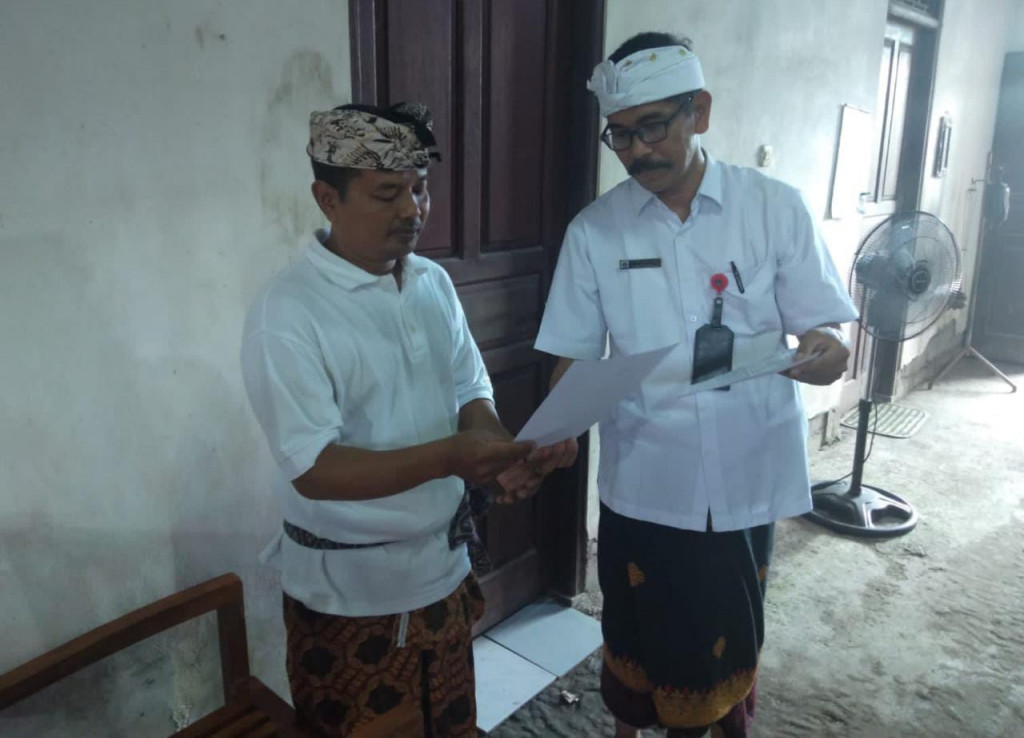 Wujudkan Dalung Smartvillage, Serahkan KK dan Akta Kematian di Banjar Tuka, Dalung